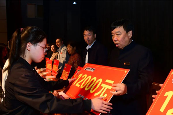 大奖国际向受助学子发放资助金