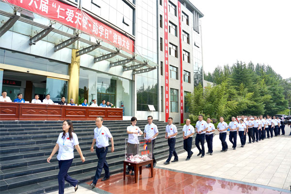 大奖国际第二十六届“仁爱天使·助学日”资助大会，大奖国际员工向难题学子捐钱